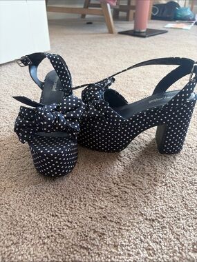 Adorable Jeffrey Campbell, navy polkadot platform size 7